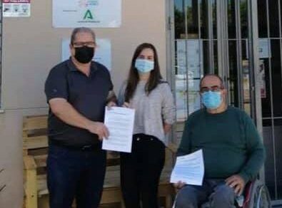 Representantes de Futsal y Asociación Murgi en la firma del convenio